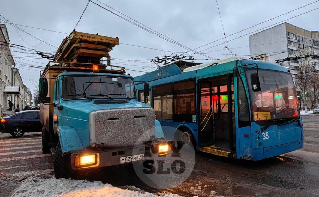 Из-за застрявшей в контактной сети штанги троллейбуса в Заречье образовалась серьезная пробка 