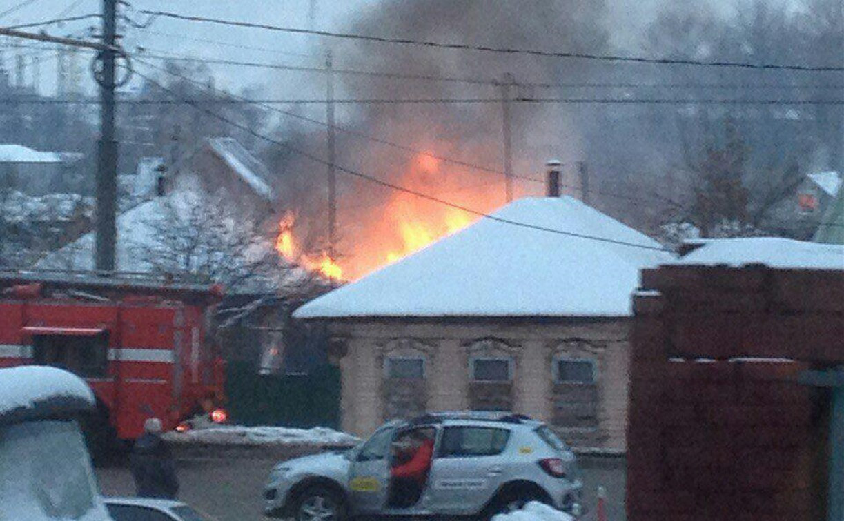 В Туле при пожаре прогорела крыша жилого дома