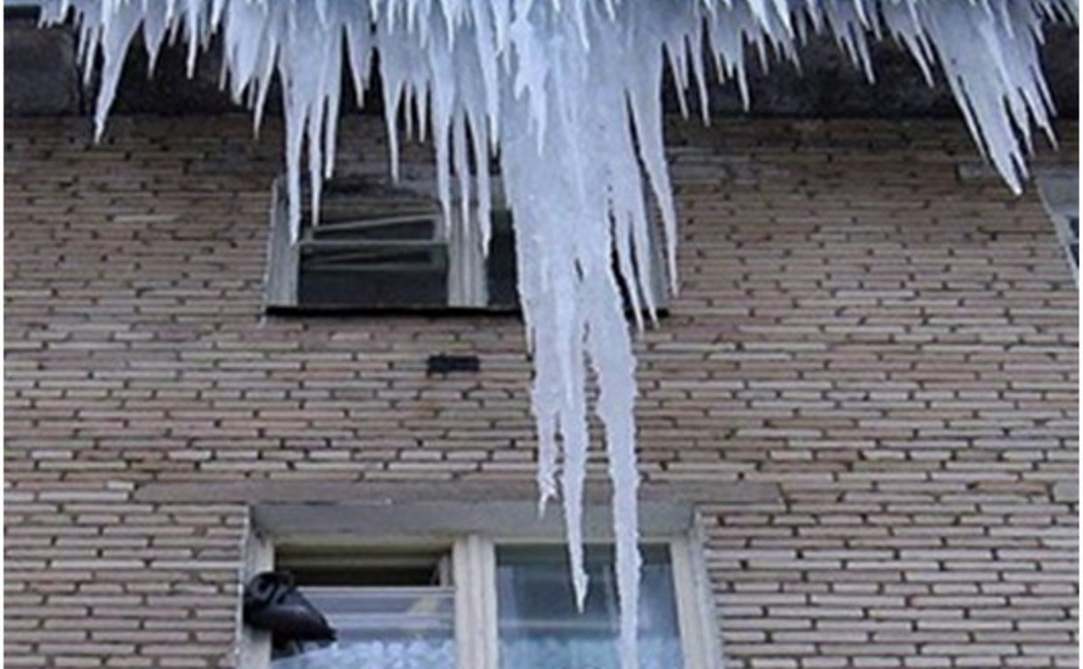 Прокуратура потребовала убрать снег и сосульки с крыш домов Киреевска