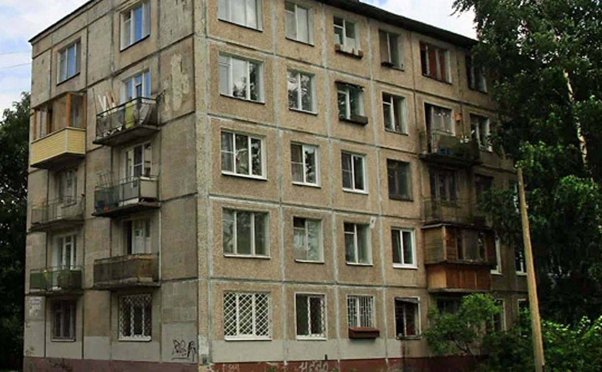 В Щекино мужчина погиб после падения с балкона