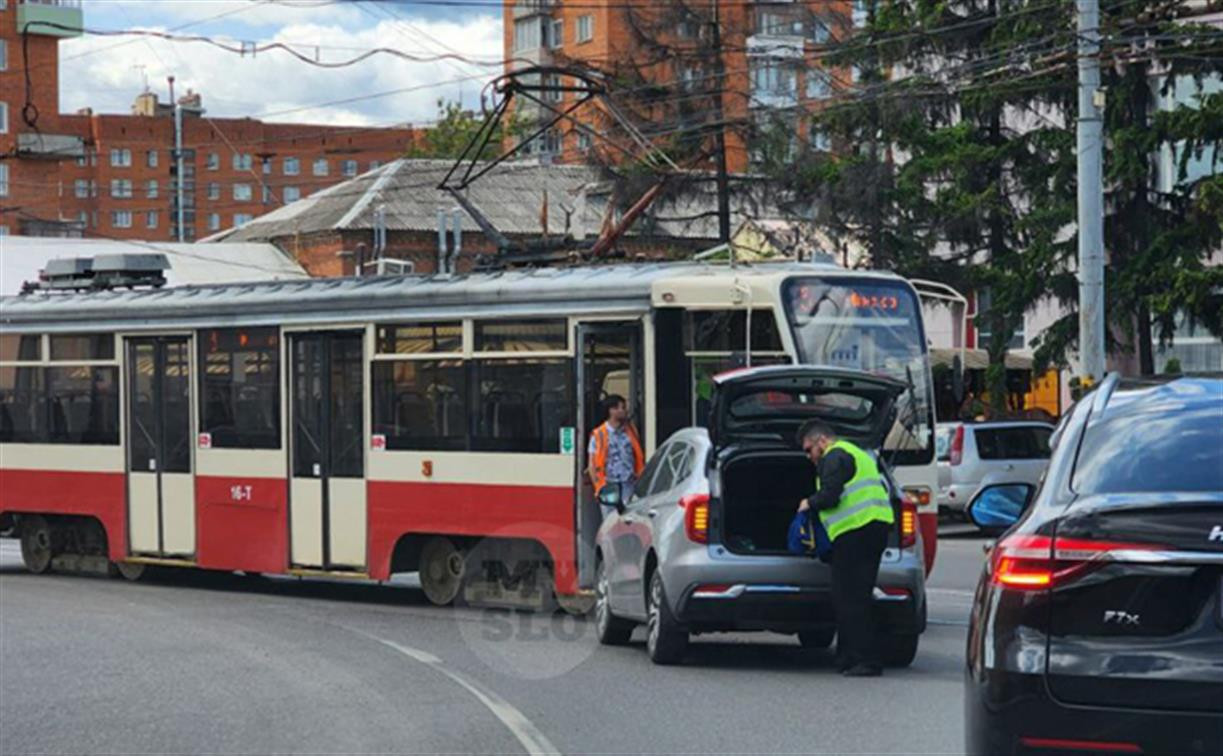 На ул. Советской столкнулись трамвай и легковушка