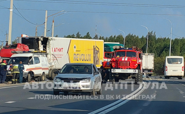 На въезде в Тулу в ДТП с большегрузами пострадали два человека