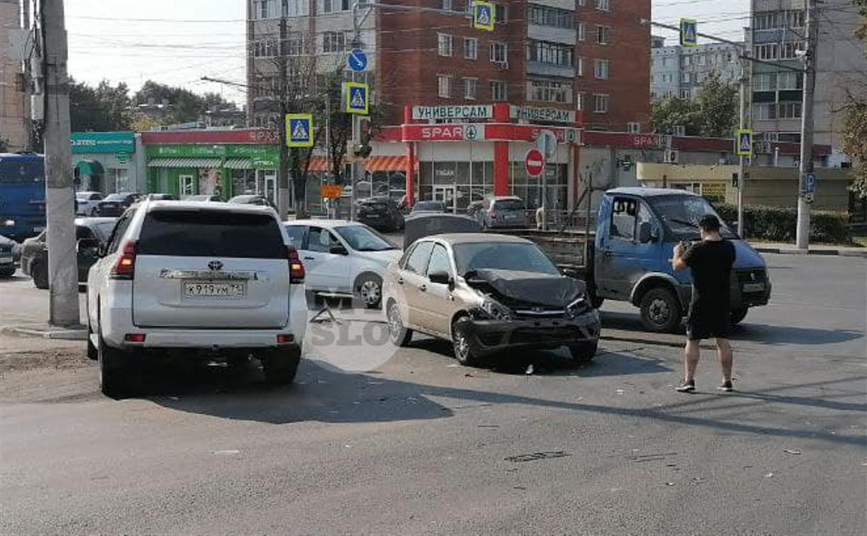 В Туле на пересечении улиц Кирова и Ложевой столкнулись Land Cruiser и «Лада»