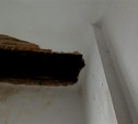 В Ясногорске в многоквартирном доме частично обрушился потолок: видео