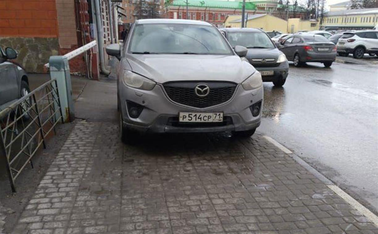 «Накажи автохама»: в Туле Mazda припарковалась на тротуаре и принципиально не пропускала пешеходов