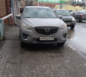 «Накажи автохама»: в Туле Mazda припарковалась на тротуаре и принципиально не пропускала пешеходов