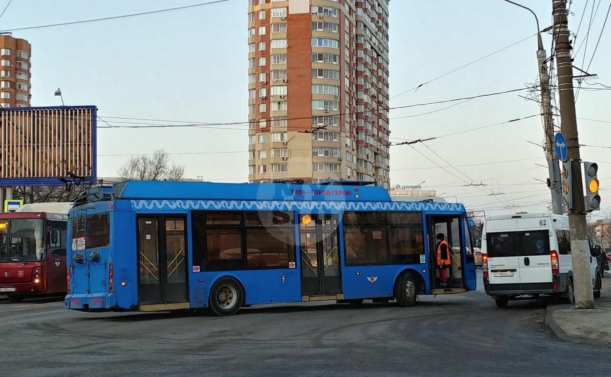 В Туле троллейбус перекрыл проспект Ленина