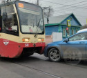 На ул. Оборонной столкнулись трамвай и кроссовер