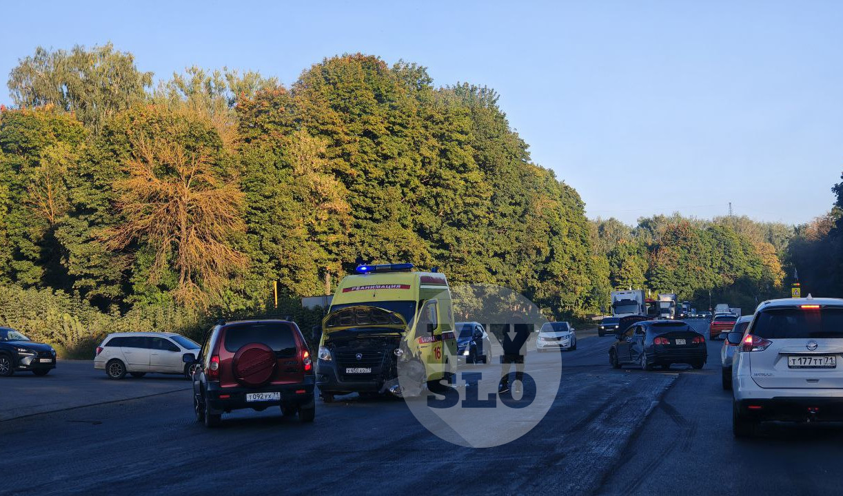 На выезде из Тулы скорая помощь столкнулась с двумя автомобилями