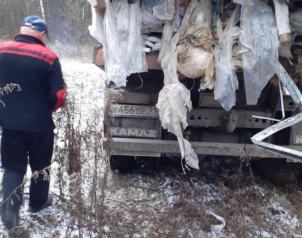 В селе Бушово водитель «КамАЗа» выгрузил в лесу мусор и уехал