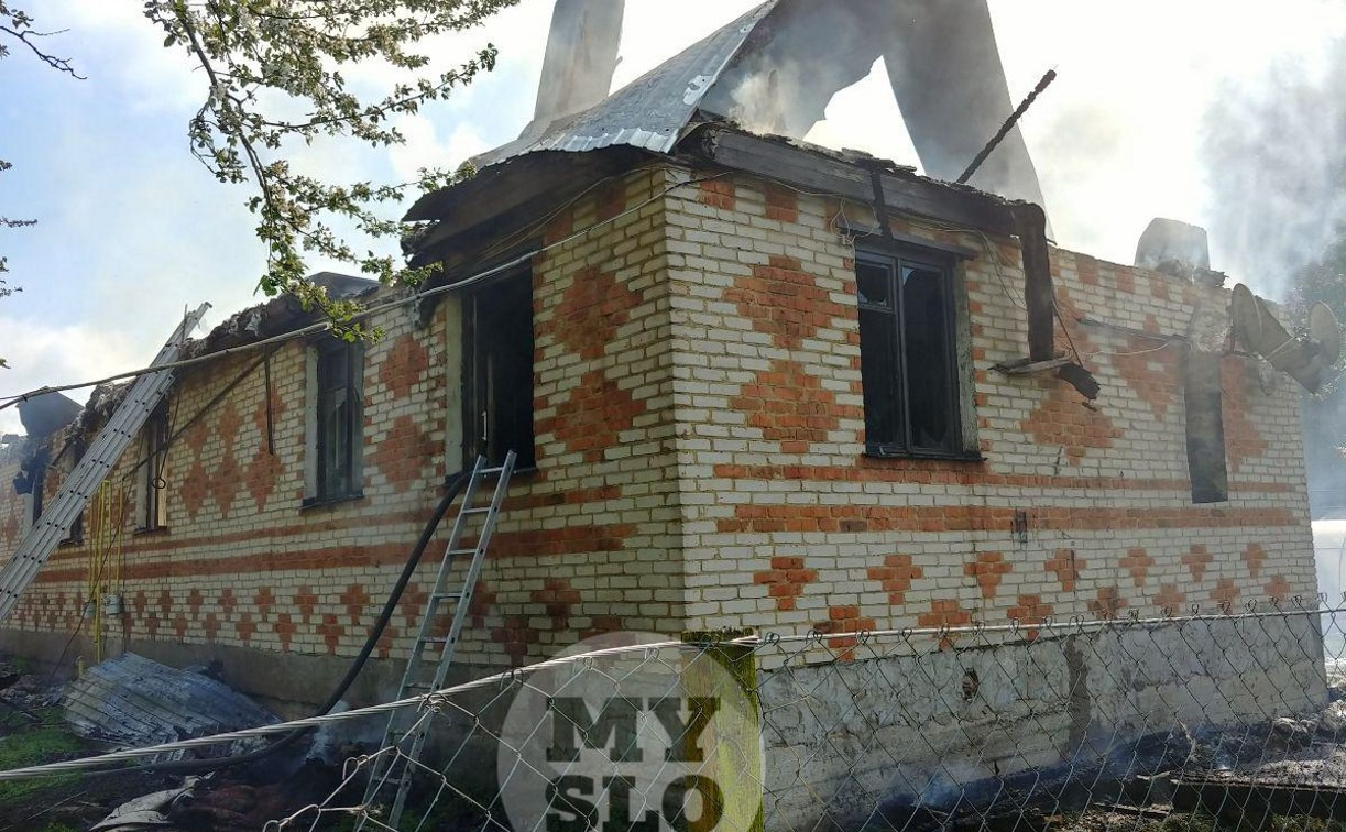 В поселке Лесной под Тулой сгорел частный дом: фоторепортаж