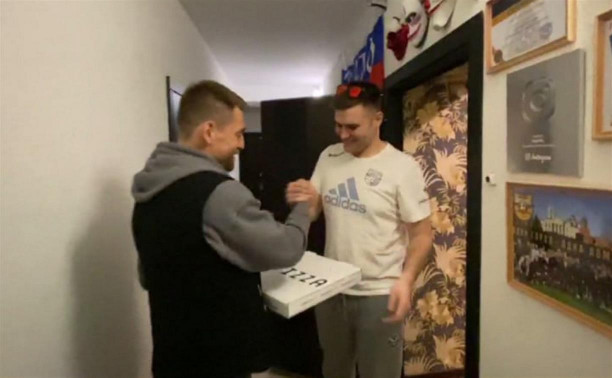 Футболист «Арсенала» принес пиццу объявившему голодовку болельщику