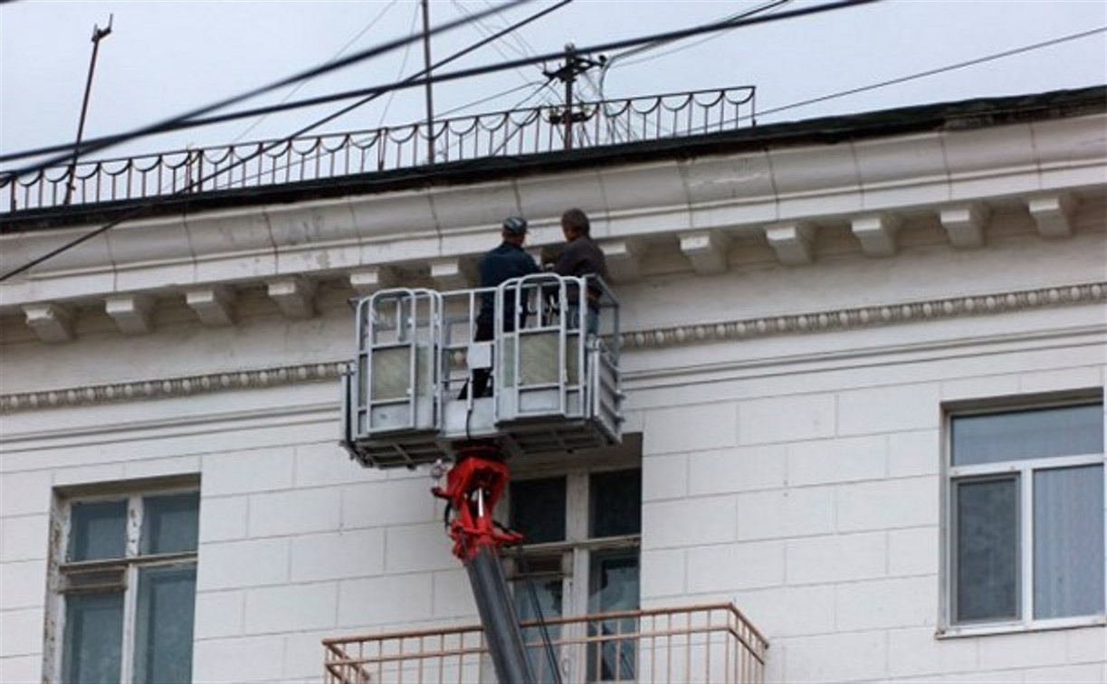 На проспекте Ленина упавший с крыши кусок барельефа травмировал женщину 