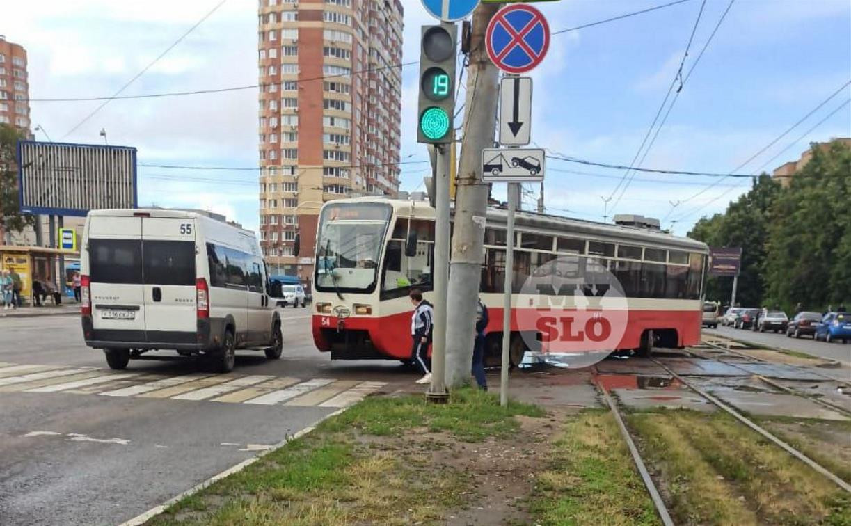 В Туле на проспекте Ленина трамвай сошел с рельсов и повернул на пешеходный переход