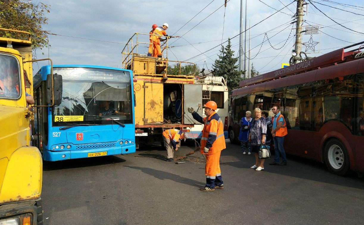 На проспекте Ленина в Туле огромная пробка: из-за обрыва линии встали троллейбусы