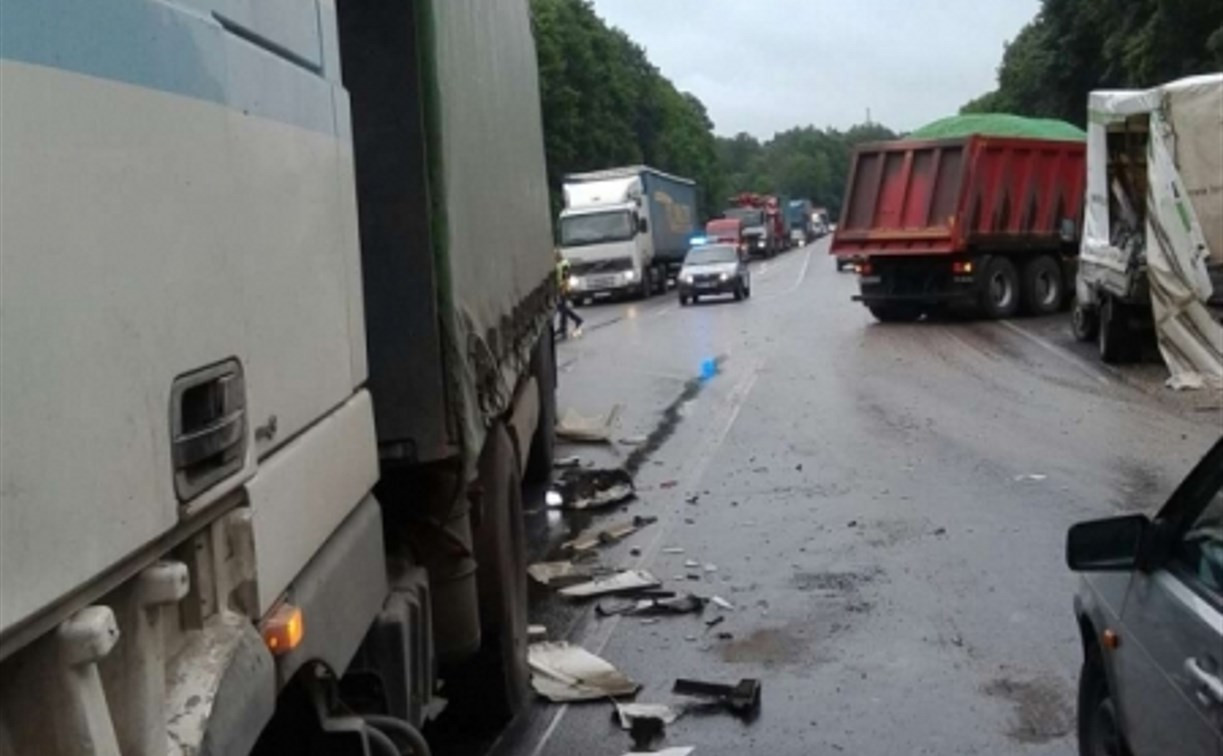 На Новомосковском шоссе под Тулой в ДТП столкнулись три грузовика и легковушка