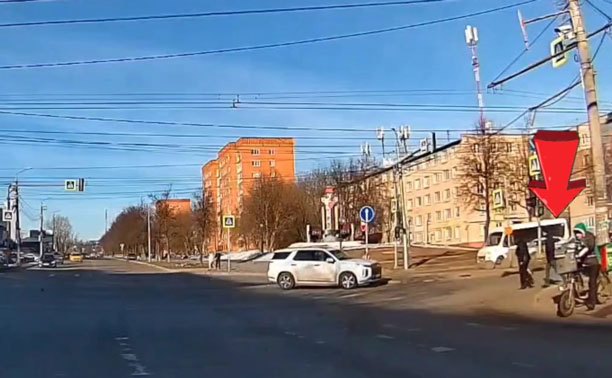 На ул. Ложевой водитель не пропустил толпу пешеходов