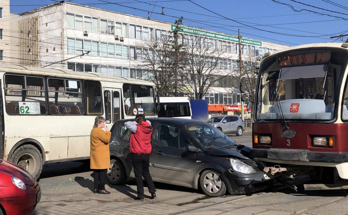 В Туле на проспекте Ленина «Рено» попал под трамвай