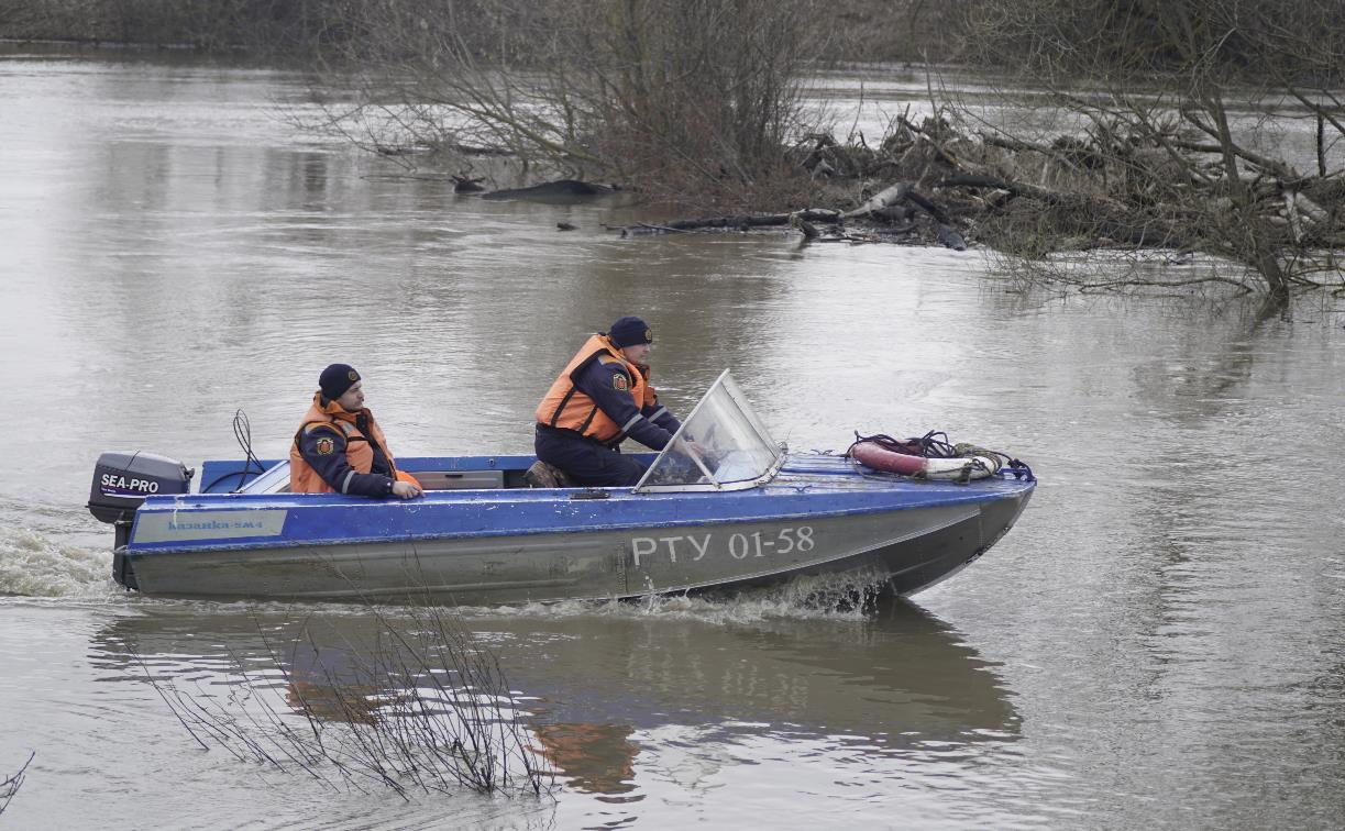 В Тульской области сотрудники МЧС переправляют людей через затопленные мосты на моторных лодках