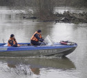 В Тульской области сотрудники МЧС переправляют людей через затопленные мосты на моторных лодках