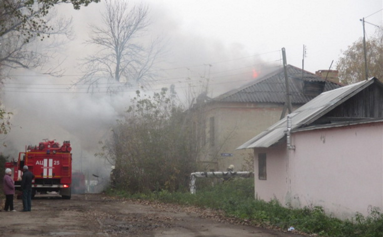 Утром в Донском загорелся заброшенный дом