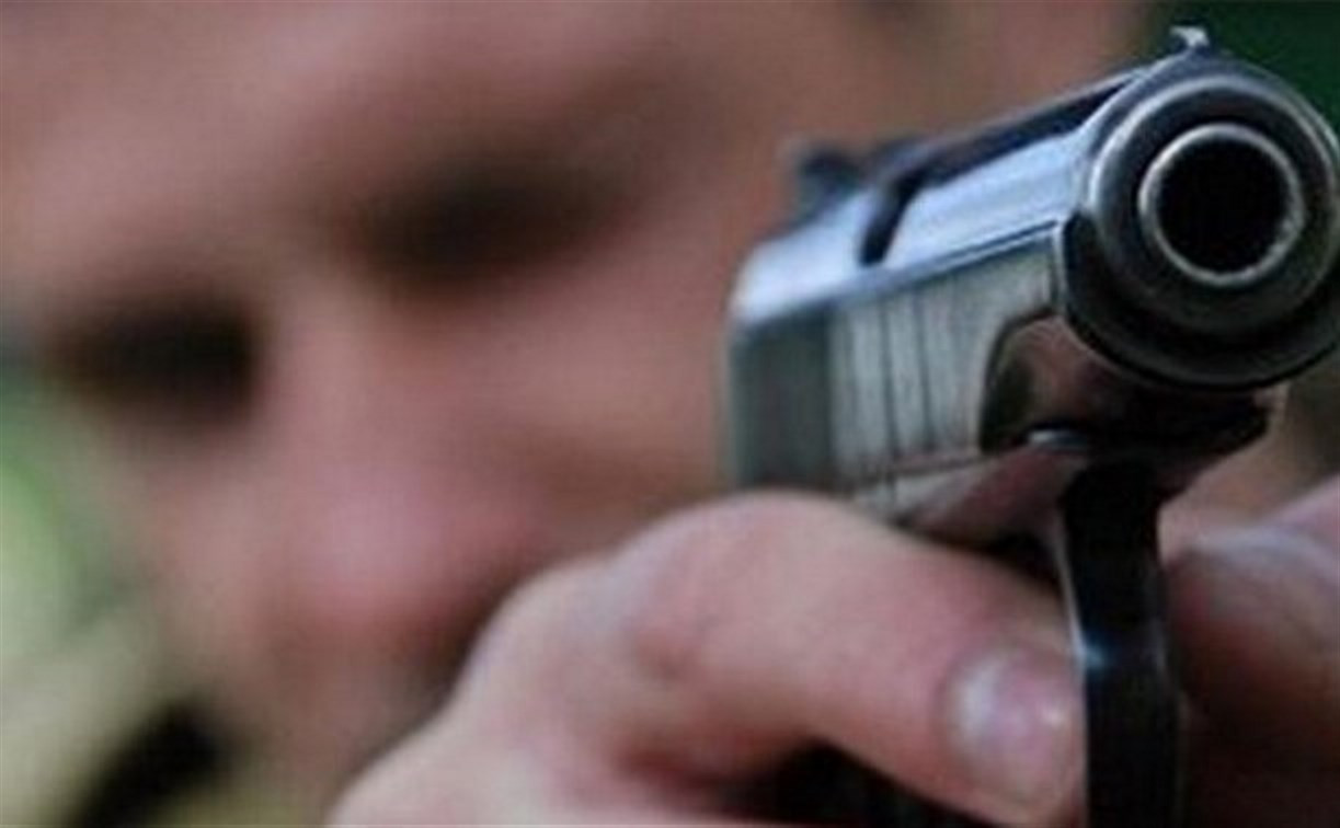 Житель Новомосковска открыл стрельбу из пистолета во время эвакуации его автомобиля