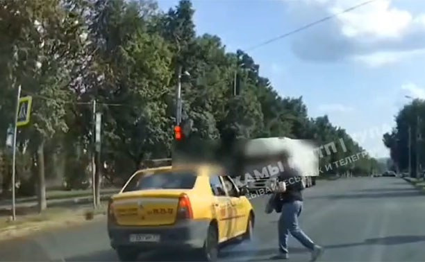 На ул. Кирова таксист едва не сбил женщину: видео
