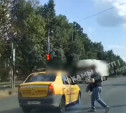 На ул. Кирова таксист едва не сбил женщину: видео
