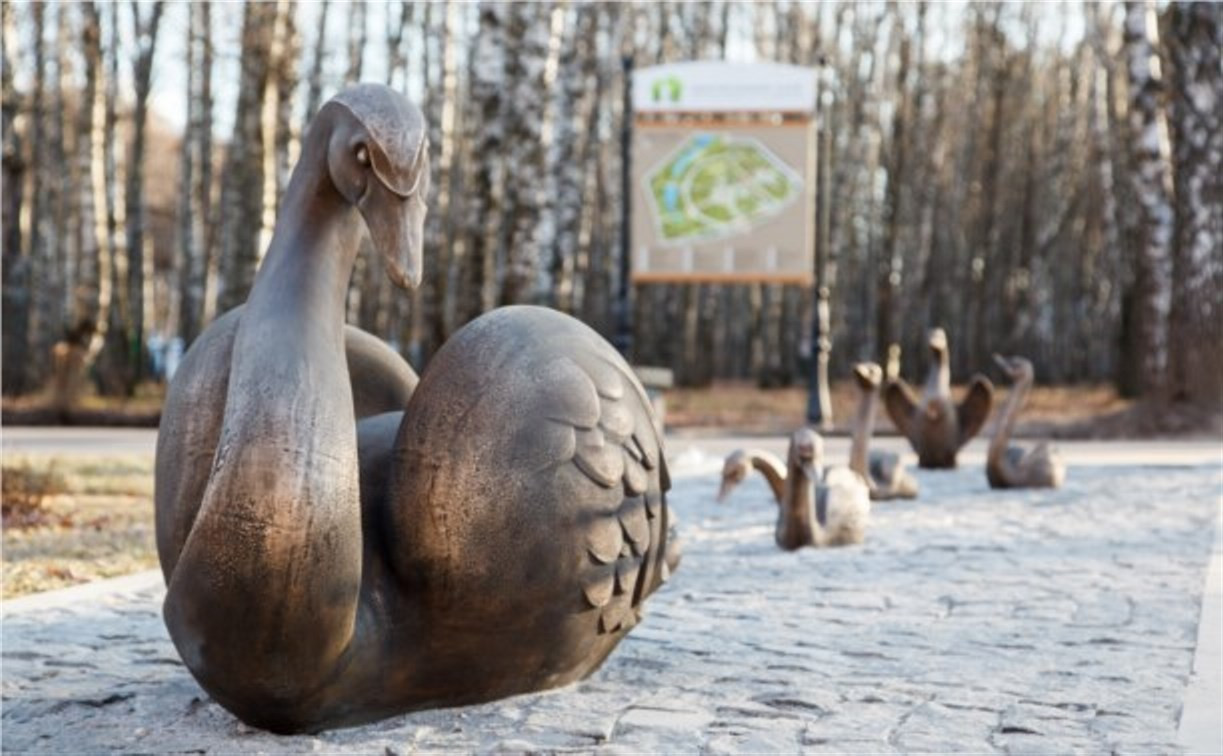В Центральном парке открыли новую скульптуру «Лебединое озеро»