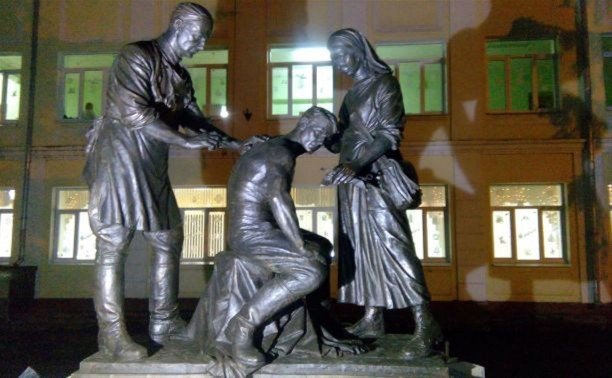 Возле гимназии №20 установили памятник военным врачам и медсестрам