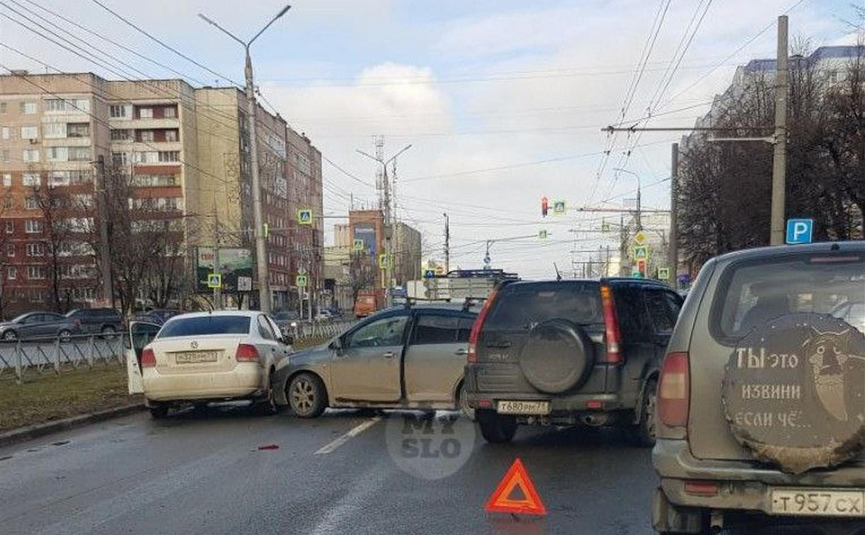 ДТП из трех автомобилей на ул. Ложевой в Туле собрало пробку