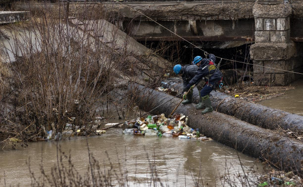 В Туле из Воронки спасатели выловили плавучий мусор: видео