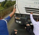 На мосту самосвал перекрыл дорогу скорой: очевидцы оттолкали его руками