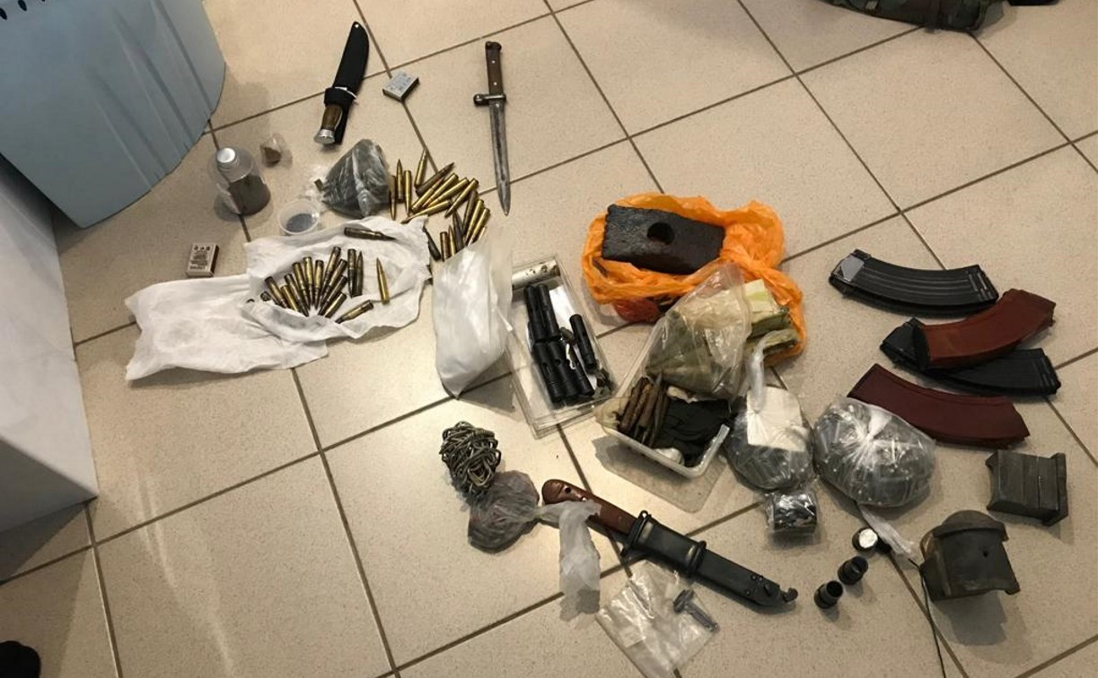 У жителя Алексина полицейские нашли дома арсенал оружия: фото