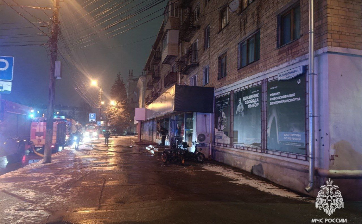 В Туле из-за пожара в подсобке магазина на Жаворонкова сгорели 20 самокатов