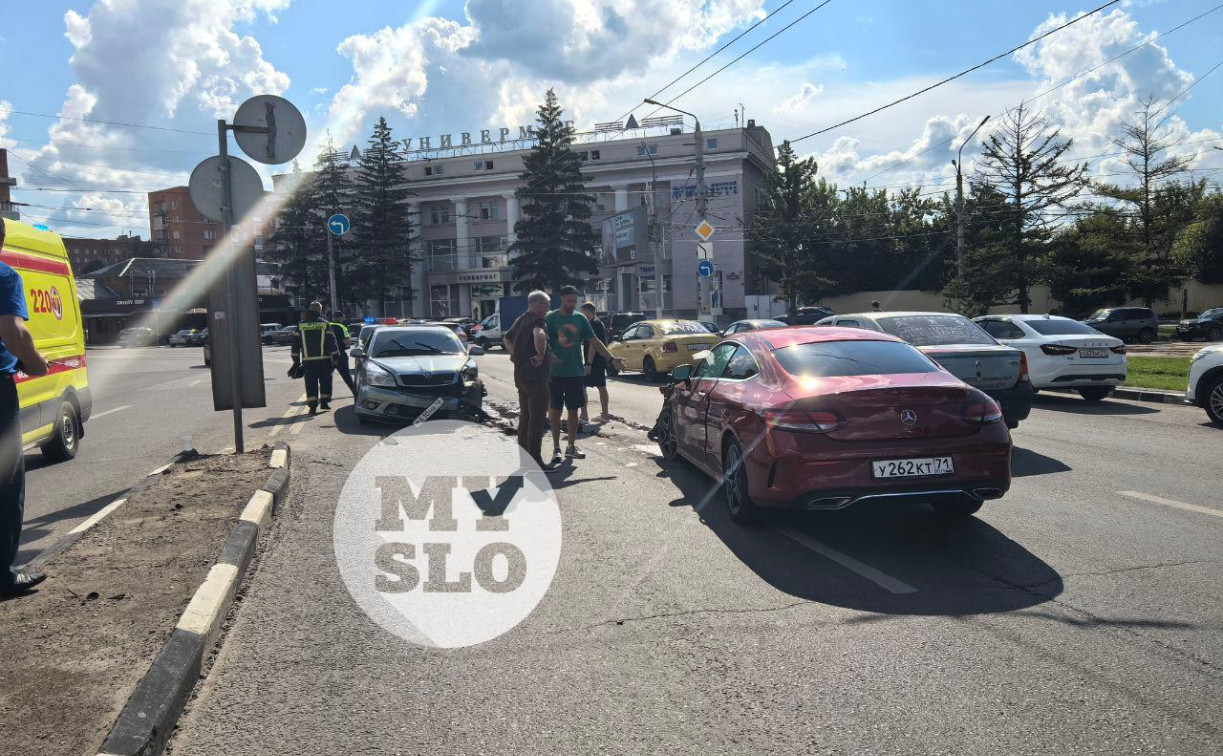 На Советской возле «Искры» Skoda влетела в Mercedes: пострадала девушка   