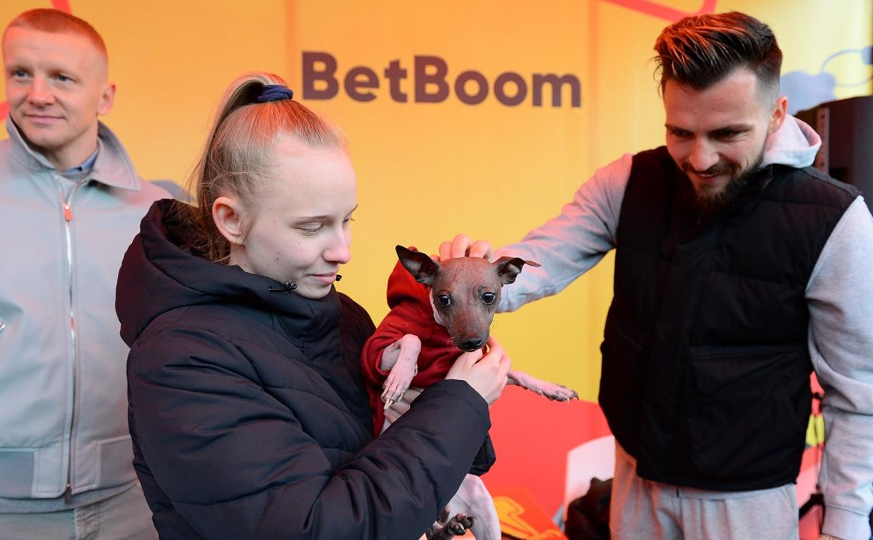 Футболисты «Арсенала» подарили юной тулячке собаку