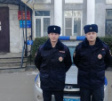 Полицейские в Новомосковске спасли из горящего дома женщину и двух детей