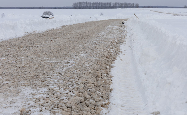 Жители Алферьево ждали дорогу 5 лет, а им положили щебенку прямо в снег