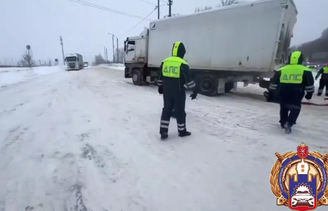Тульские инспекторы ГАИ вытащили из снежного плена 130 автомобилей