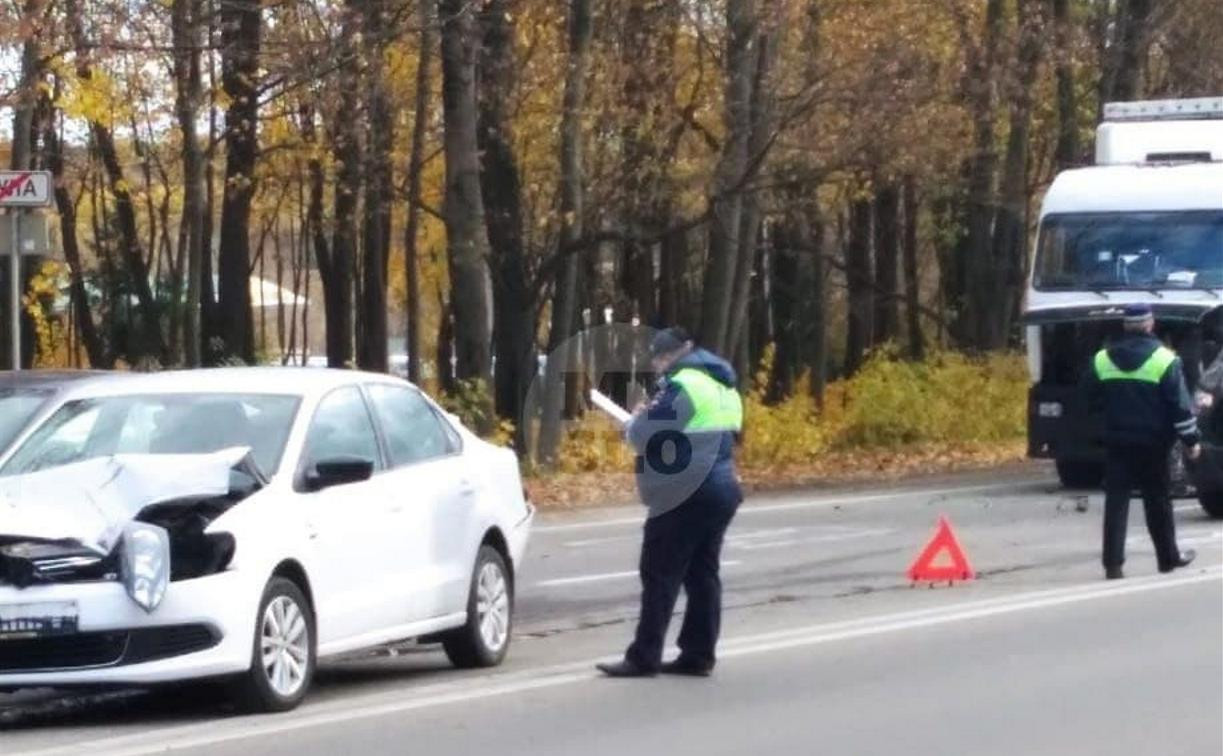 На Новомосковском шоссе столкнулись два грузовика и легковушка