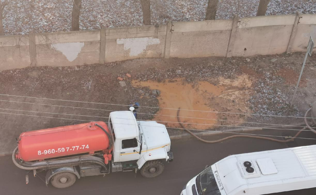 На Косой Горе в Туле ассенизаторы сливают отходы под забор парка