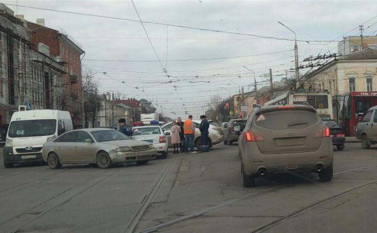 ДТП с автобусом на ул. Октябрьской в Туле парализовало движение