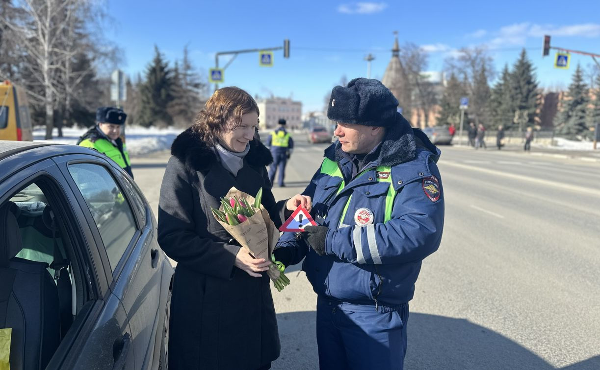 В Туле инспекторы ГИБДД дарили цветы женщинам за рулем