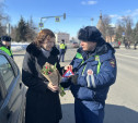 В Туле инспекторы ГИБДД дарили цветы женщинам за рулем