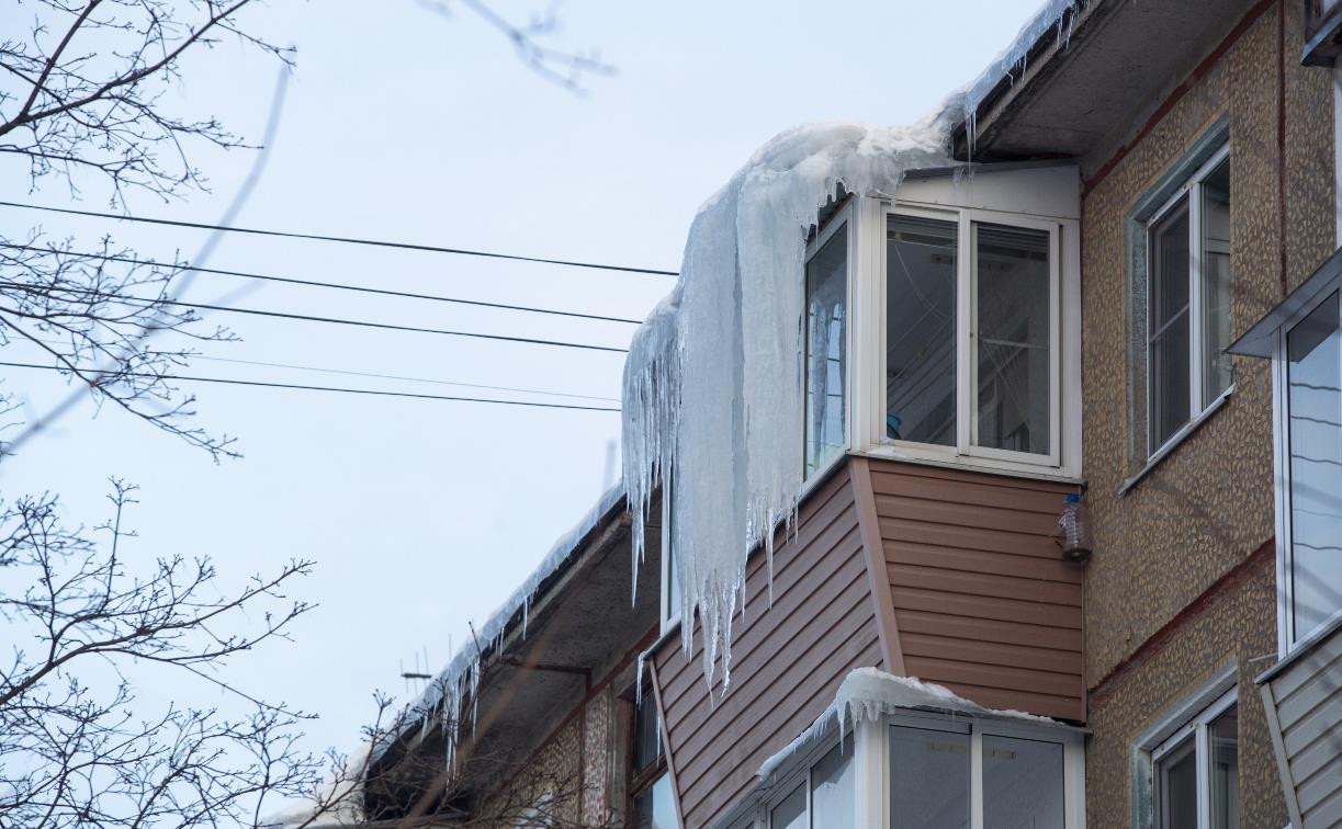 Из-за схода снега с крыш администрация Тулы рекомендует жителям держаться подальше от домов