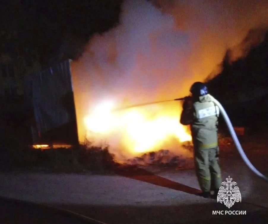 В Узловой спасатели во время пожара эвакуировали 15 человек