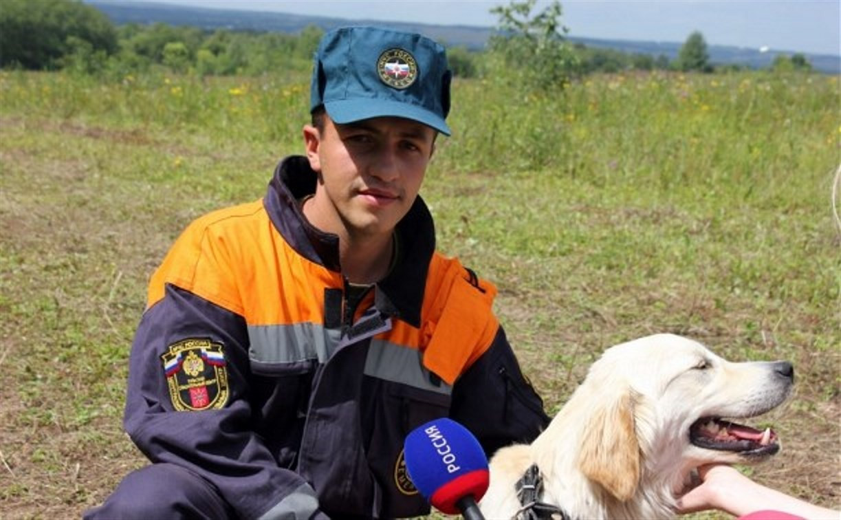 Собаки-спасатели разыскивали людей в завалах и в лесах