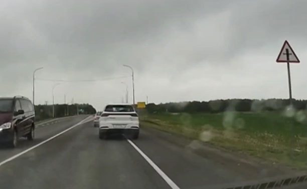 Под Тулой водитель кроссовера показал, как относится к ПДД