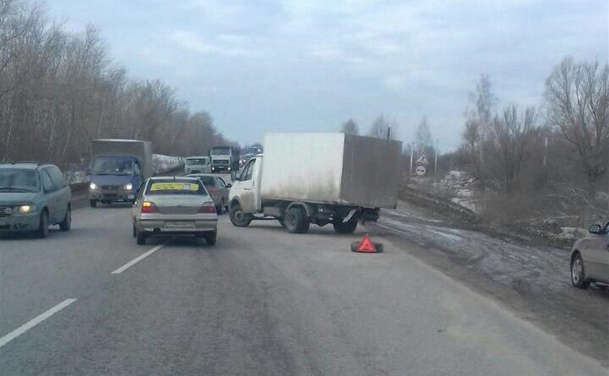 На автодороге «Тула-Новомосковск» столкнулись грузовик и «Лада»
